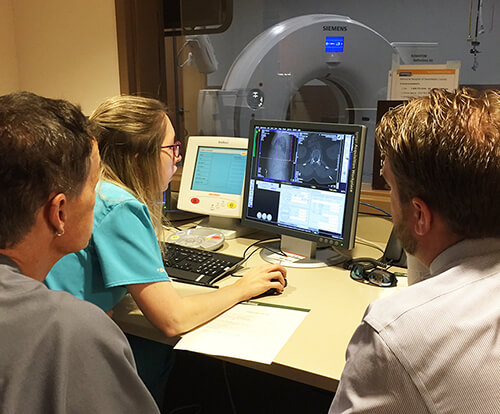 weetwater Memorial CT techs Kevin Macy and Angie Overy train with Curt Gardiner, senior clinical applications specialist CT with Siemens Medical US, on the hospital’s new CT Scanner.