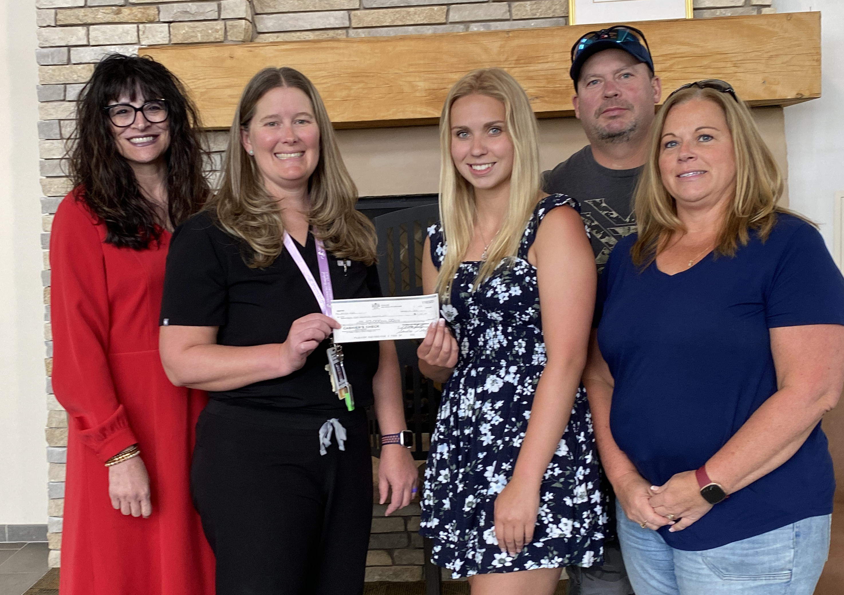 Makaylee Hitt receives scholarship award.