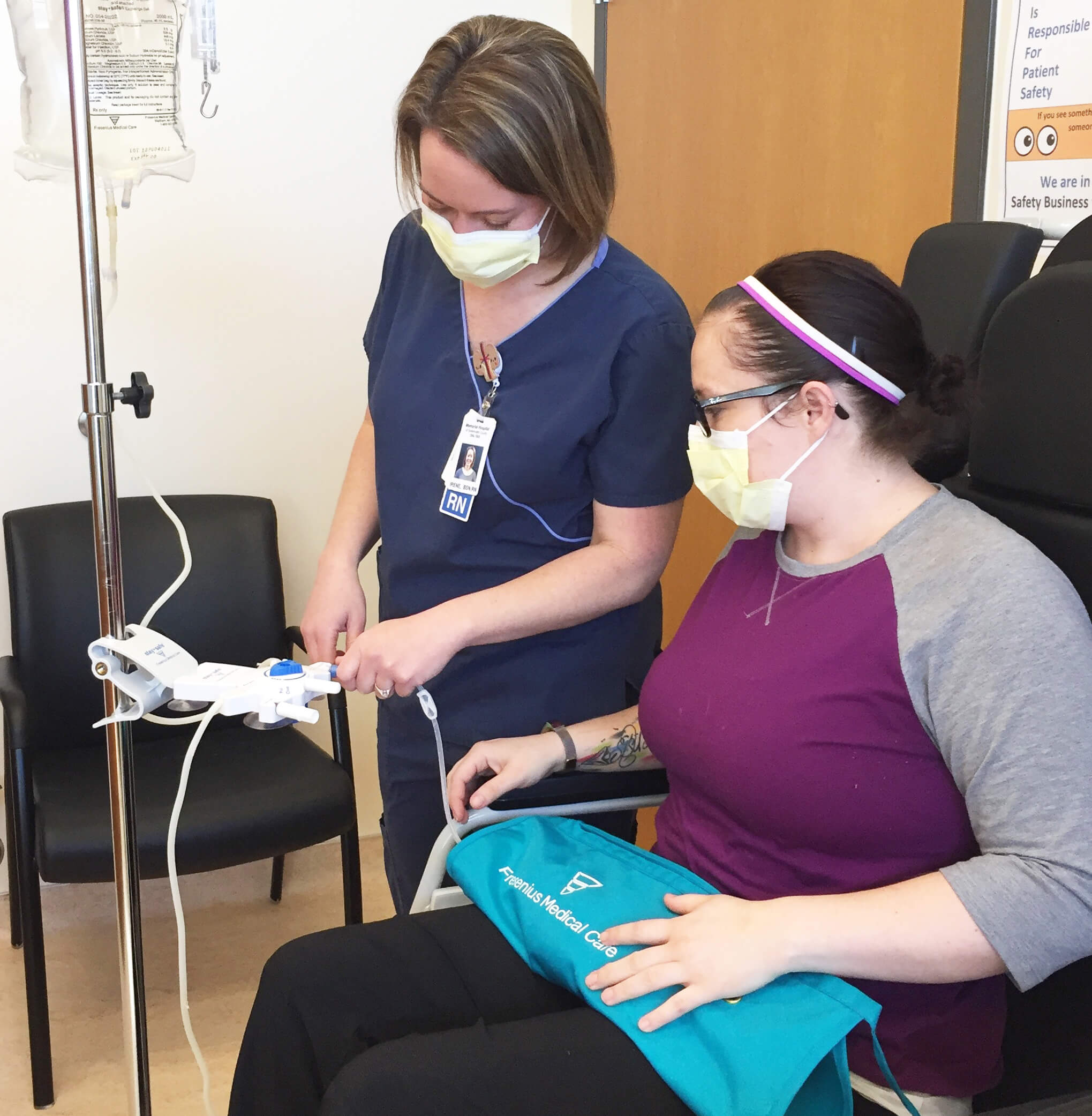 egistered nurse Irene Brewer, left, and patient care technician Jessica Ice demonstrate the peritoneal dialysis process.